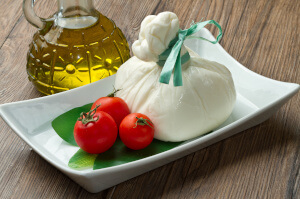 Tasting of superb Extra Virgin Olive Oil, freshest Mozzarella and refined Wines