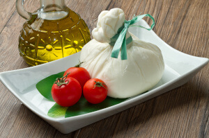 Tasting of superb Extra Virgin Olive Oil, freshest Mozzarella and refined Wines
